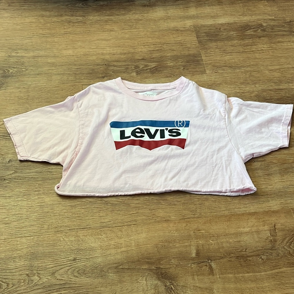 Women’s cropped Levi’s tee in size small
